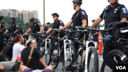 Face-à-face entre policiers et militants du mouvement "Occupy" à Charlotte