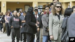 Job applicants wait in line at a job fair in San Jose, California, March 22, 2011 (file photo)