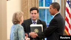 Ron Klain, centro, se reunirá con el presidente Barack Obama al inicio de su trabajo como zar anti ébola.