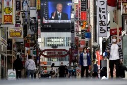 8일 일본 도쿄 신주쿠 거리의 대형 화면에서 미국 대선 관련 뉴스가 나오고 있다.