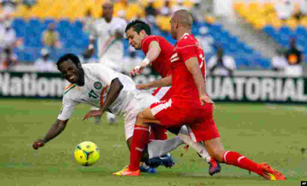 Niger's Tonji is challenged by Tunisia's players during their African Cup of Nations soccer match in Libreville