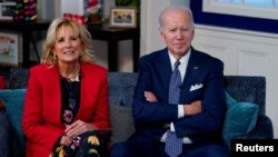 Prezidan Joe Biden ak madanm ni premye dam Jill Biden nan Lamezonblanch nan Washington, 24 Dec. 2021.