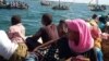 Residentes de Mocímboa Praia, Moçambique fogem em barcos depois da sua localidade ter sido atacada por insurgentes