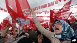Supporters cheer Turkey's President Recep Tayyip Erdogan as he addresses an election rally ahead of Sunday's general election in Golbasi, Ankara, Turkey, June 5, 2015. 