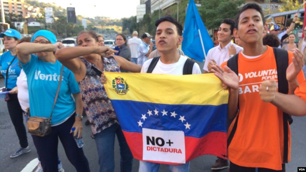 La decisión del Tribunal Supremo de Justicia generó varias protestas en la capital de Venezuela, Caracas. Foto: Álvaro Algarra/Voa