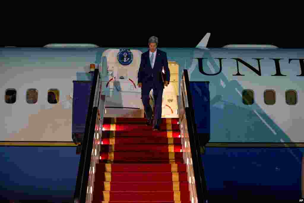U.S. Secretary of State John Kerry arrives at the Riyadh Air Base in Riyadh, Saudi Arabia, May 6, 2015.