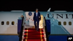 U.S. Secretary of State John Kerry arrives at Riyadh Air Base in Riyadh, Saudi Arabia, traveling from Djibouti, Djibouti, Wednesday, May 6, 2015.