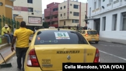 Cartagena, Colombia. Un taxista que apoya el acuerdo de paz con las FARC, hace campaña por el SI en el referendo.