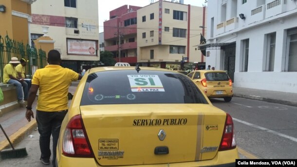 Cartagena, Colombia. Un taxista que apoya el acuerdo de paz con las FARC, hace campaña por el SI en el referendo.