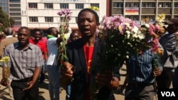 Abatshaywe ngamapholisa betshengisela eHarare