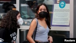 Ljudi nose maske protiv Covida, slijedeći preporuku CDC-a da potpuno vakcinisani Amerikanci nose maske jer je visoko prenosiva varijanta Delta dovela do porasta infekcija, New York, 27. juli 2021.