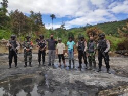 Warga bersama aparat TNI Polri di lokasi transmigrasi Levonu, Dusun 5 Tokelemo, Desa Lembantongoa, Selasa, 1 Desember 2020. (Foto: Humas Polda Sulteng)