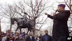 Baltimore'daki Robert E. Lee heykeli önünde, 2001 yılında insan hakları savunucusu Jesse Jackson konuşurken. Baltimore kentinde, İç Savaş sırasında köleliği savunan güney eyaletlerinin komutan ve savaşçıların anısına inşa edilen “konfederasyon” anıtları bir gecede kaldırıldı