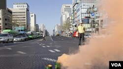 Seorang petugas lalu lintas mengarahkan lalu lintas saat berlangsung latihan pertahanan sipil di Seoul, Rabu, 15 Desember 2010.