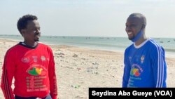 Pape Moussa Gueye (en rouge) et Médoune Ndoye dit Medza (en bleu), à Dakar, le 28 décembre 2020.