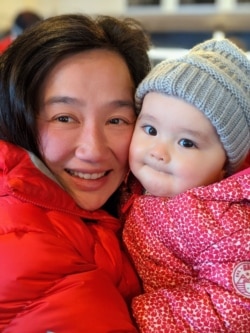 Rini Sugianto dan bayi temannya. Tidak ingin memiliki anak bukan berarti tidak suka anak. (Foto: pribadi)