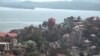 Vue sur les quartiers résidentiels de Bukavu au bord du lac Kivu en commune d'Ibanda, en RDC, le 11 février 2018. (VOA/Ernest Muhero)