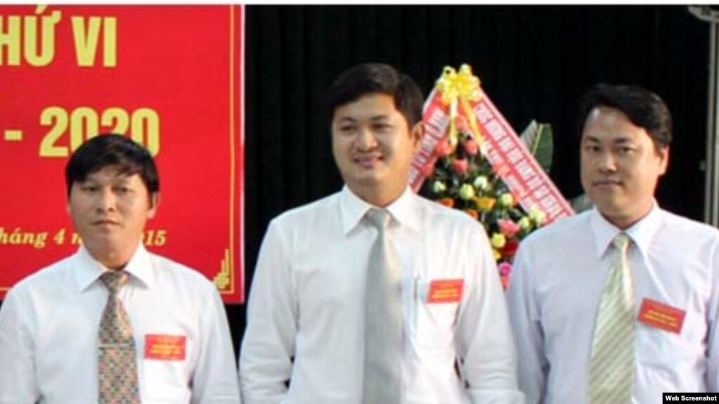 Ông Lê Phước Hoài Bảo (giữa) được bổ nhiệm làm Giám đốc Sở Kế hoạch-Đầu tư khi mới 30 tuổi.