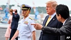 特朗普總統2019年5月28日在安倍晉三首相陪同下參觀橫須賀港後離開日本“加賀號”軍艦。