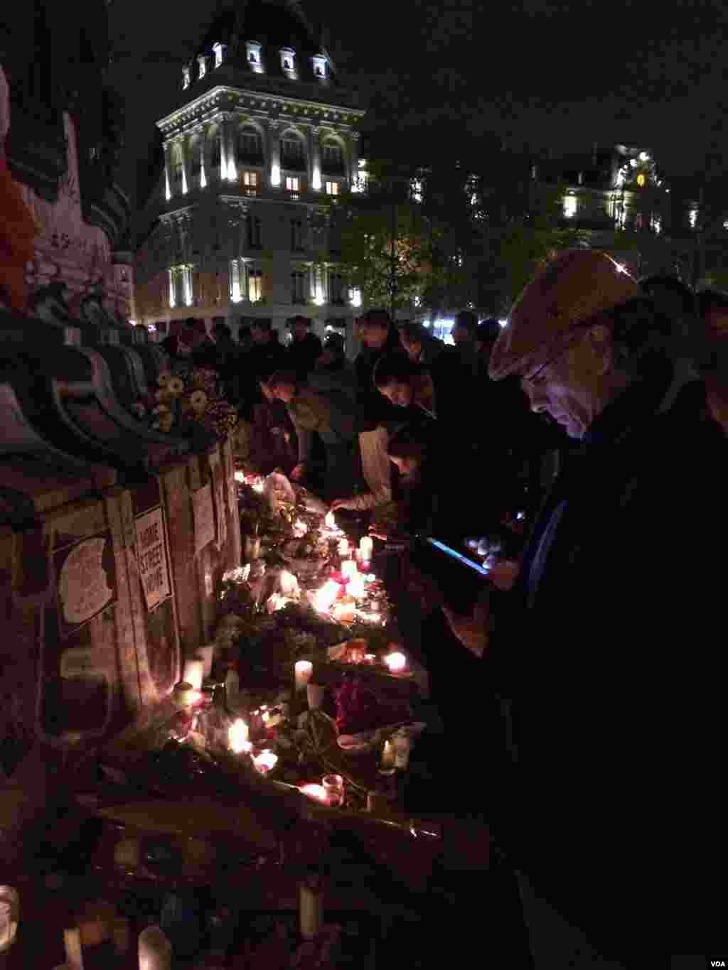 Mourners attend a candlelight vigil at Paris' Place de la Republique for the victims of Friday's terrorist attacks in the French capital, Nov. 14, 2015. (D. Schearf/VOA)