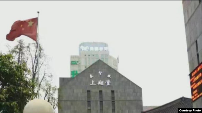 十字架被拆的教堂上改插五星红旗