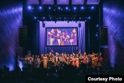 Para musisi dan pendukung konser "Legenda" mendapat sambutan meriah dan standing ovation di akhir konser, di Boston, 2 Oktober 2019. (Foto: Caroline Aurelia, Elaine Tantra, Rachelle Alfina)