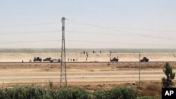Pasukan keamanan Irak meninggalkan kota Ramadi, ibukota provinsi Anbar hari Minggu (17/5). 