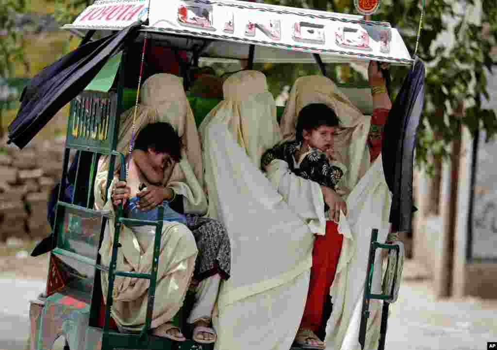 Families arrive in Bannu with few possessions after fleeing their villages in the Pakistani tribal area of North Waziristan, in Bannu, Pakistan, June 17, 2014.