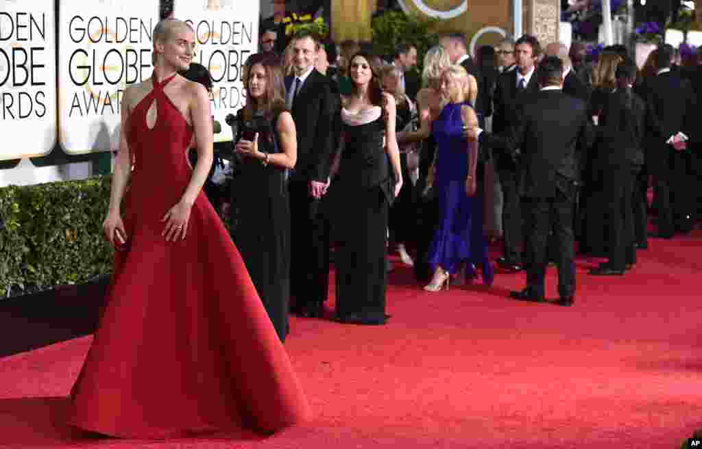 گولڈن ایوارڈز کی تقریب میں شرکت کے لیے مشہور اداکارہ ٹیلر شیلنگ آ رہی ہیں۔