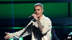Justin Bieber biểu diễn tại lễ trao giải âm nhạc Billboard ở Las Vegas.