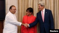 美国国务卿克里和印度财政部长贾特里握手.美国商务部长普利茨克在场陪同. 克里与贾特里7月31日在新德里举行会谈