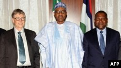 Nigerian President Mohammadu Buhari (C) poses with tech billionaire Bill Gate (L) and Africa's richest man Aliko Dangote, after signing an MOU to the commitment of the Abuja Agreement on Polio Eradication in Abuja, Jan. 20, 2016. 