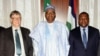 ប្រធានាធិបតី​នីស្សេរីយ៉ាលោក Mohammadu Buhari (រូបកណ្តាល) ថតជាមួយ​មហាសេដ្ខី​ផ្នែក​បច្ចេកវិទ្យាលោក Bill Gate (រូបឆ្វេង) និង​មហាសេដ្ឋី​ក្នុង​ទី្វ​បអាហ្រ្វិកលោក Aliko Dangoteបន្ទាប់​ពី​ចុះហត្ថលេខាលើ​អនុស្សរណៈមួយលើ​កិច្ច​ព្រមព្រៀង​ការ​លុប​បំបាត់​ជំងឺស្វិត​ដៃជើងក្នុង​ទីក្រុង​ Abuja កាលពី​ថ្ងៃ​ទី​២០ មករា​ ២០១៦