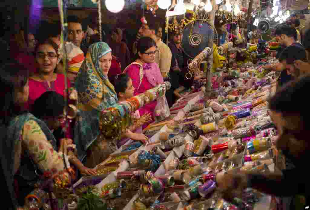 زنان پاکستانی و آرایش با چوری در روز عید