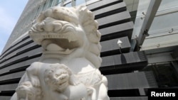 北京金融街一家銀行外的石獅子（2021年7月9日）