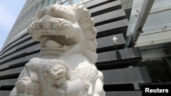 资料照：北京金融街一家银行外的石狮子和监控摄像头。（2021年7月9日）