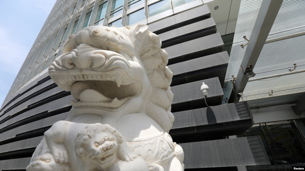 北京金融街一家银行外的一尊雄狮石雕。（2021年7月9日）(photo:VOA)