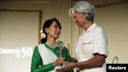 Aung San Suu Kyi, pemimpin Liga Nasional untuk Demokrasi Burma, menerima penghargaan "Global Citizen Award" dari Direktur IMF Christine Lagarde (kanan) di New York (21/9).