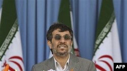 Iranski predsednik Mahmud Ahmadinedžad drži govor na paradi povodom Dana Armije, Teheran 18. april 2011.