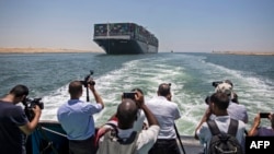 Le volume commercial transitant par le canal de Suez a diminué de 42% ces deux derniers mois, selon l'ONU. (Photo by Mahmoud KHALED / AFP)