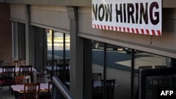 Un letrero de "Estamos contratando" se encuentra afuera de un restaurante en Arlington, Virginia, el 12 de agosto de 2021.