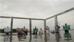 Aksi Walhi Jateng terkait pelaksanaan COP 26 dan tenggelamnya kawasan pesisir utara Jawa Tengah, 4 November 2021. (Foto: Courtesy/Walhi Jateng)