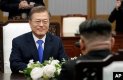 South Korean President Moon Jae-in meets with North Korean leader Kim Jong Un at Peace House of the Panmunjom in the Demilitarized Zone, South Korea, April 27, 2018.