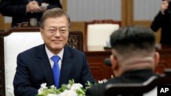 FILE - South Korean President Moon Jae-in meets with North Korean leader Kim Jong Un at Peace House of the Panmunjom in the Demilitarized Zone, South Korea, April 27, 2018.