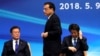 Thủ tướng Nhật Bản Shinzo Abe, Tổng thống Hàn Quốc Moon Jae-in và Thủ tướng Trung Quốc Li Keqiang tại Hội nghị thượng đỉnh kinh doanh Nhật-Trung-Hàn lần thứ 6 ở Tokyo hôm 9 tháng 5 năm 2018.