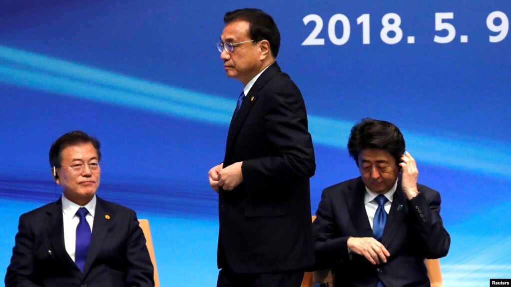 Thủ tướng Nhật Bản Shinzo Abe, Tổng thống Hàn Quốc Moon Jae-in và Thủ tướng Trung Quốc Li Keqiang tại Hội nghị thượng đỉnh kinh doanh Nhật-Trung-Hàn lần thứ 6 ở Tokyo hôm 9 tháng 5 năm 2018.