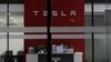 Seorang resepsionis tampak bekerja di showroom Tesla di Beijing, China, pada 4 Januari 2022. (Foto: AP/Ng Han Guan)