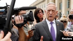 El secretario de Defensa, Jim Mattis, habla con periodistas antes de la llegada de la ministra de Defensa de Alemania, Ursula von der Leyen, al Pentágono, el 20 de junio de 2018.