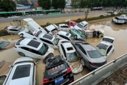 暴雨冲击后的郑州城市街道上汽车撞成一堆。 （2021年7月21日）