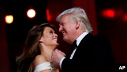 Trump terminó la ceremonia de su toma de posesión en el tradicional baile de gala, junto a la primera dama Melania Trump.